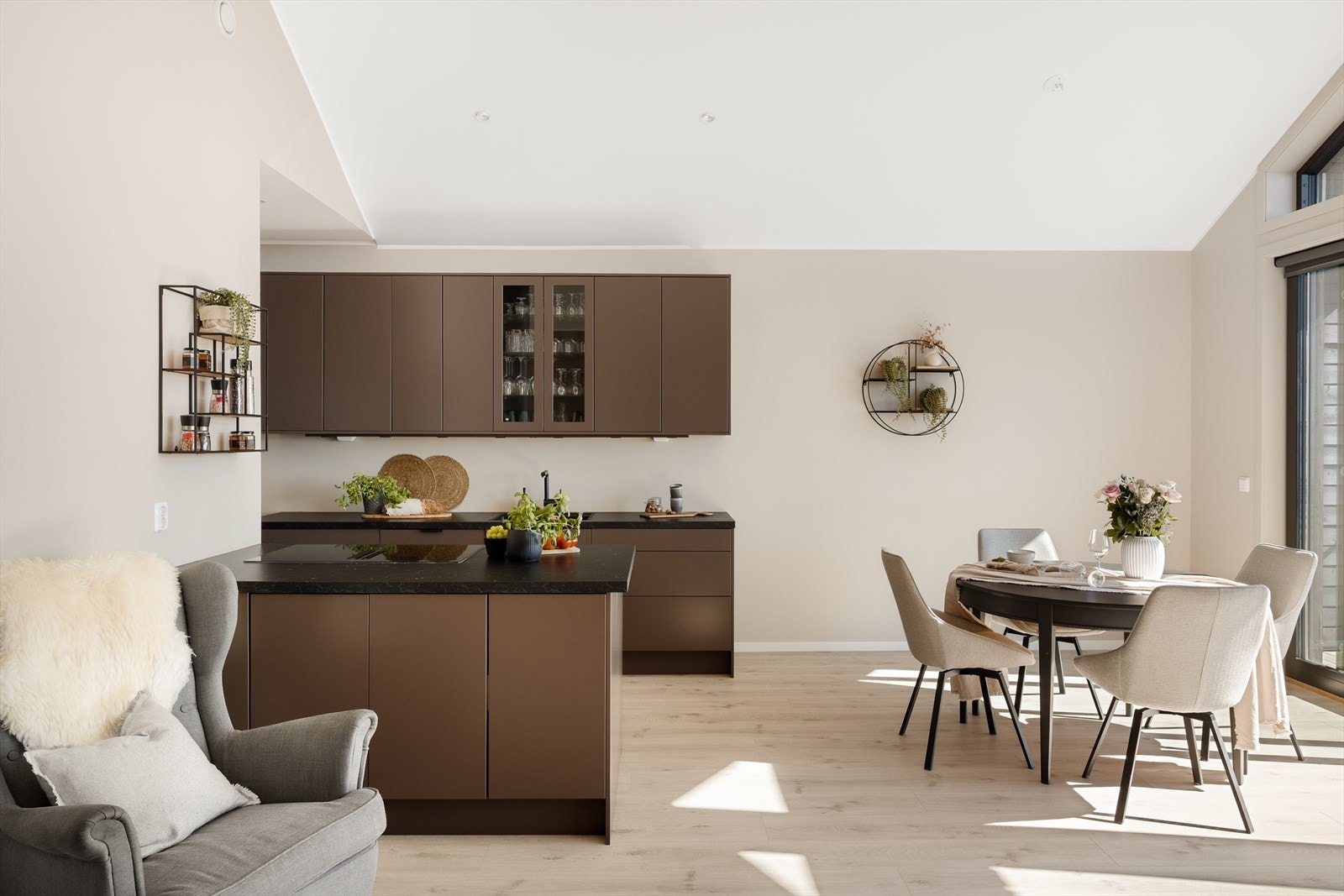 Vi trer inn i boligens lekkre kjøkken - et sosialt samlingspunkt Galleribilde