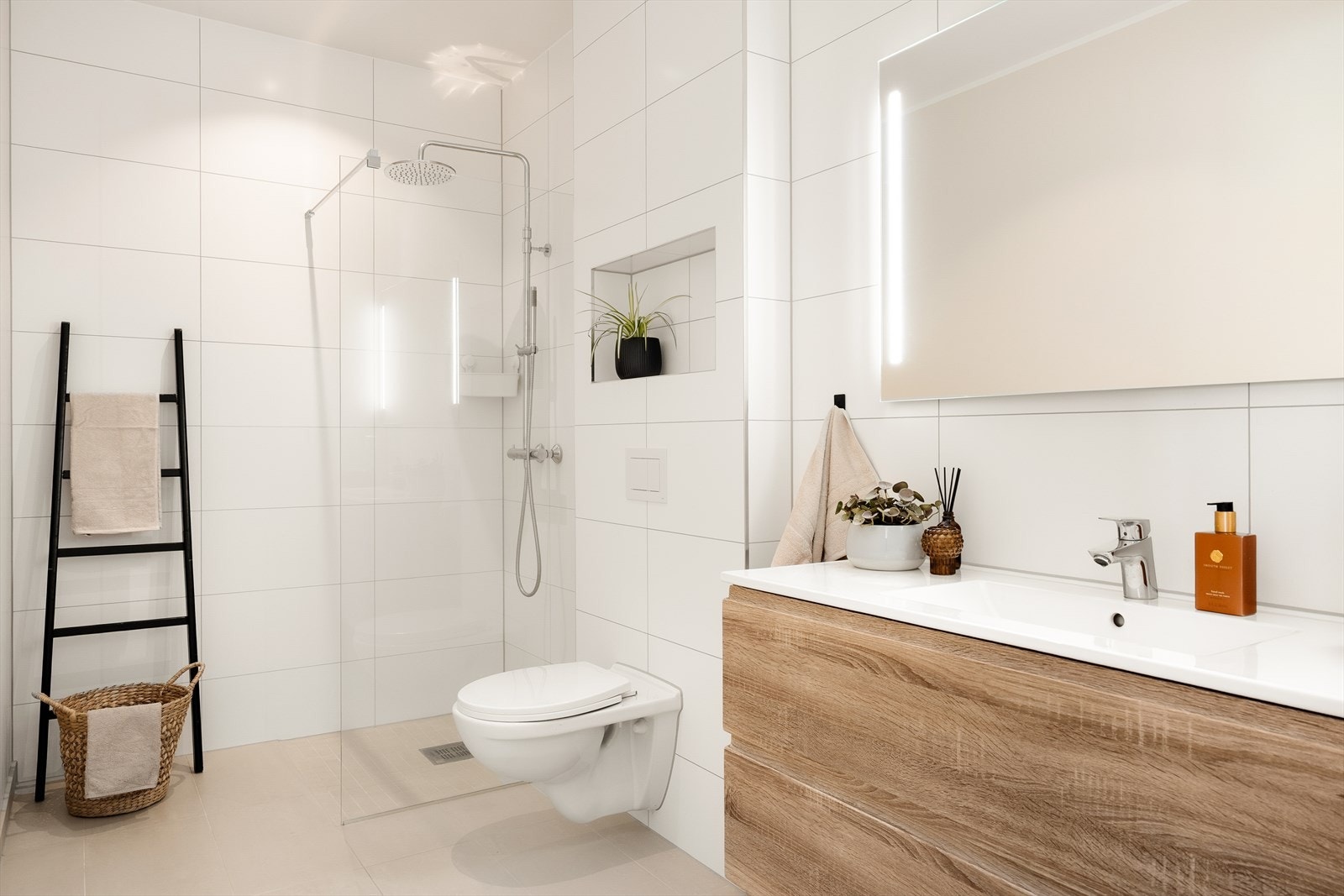 Lekkert bad i etasjen - stil, funksjon og luksus i ett Galleribilde