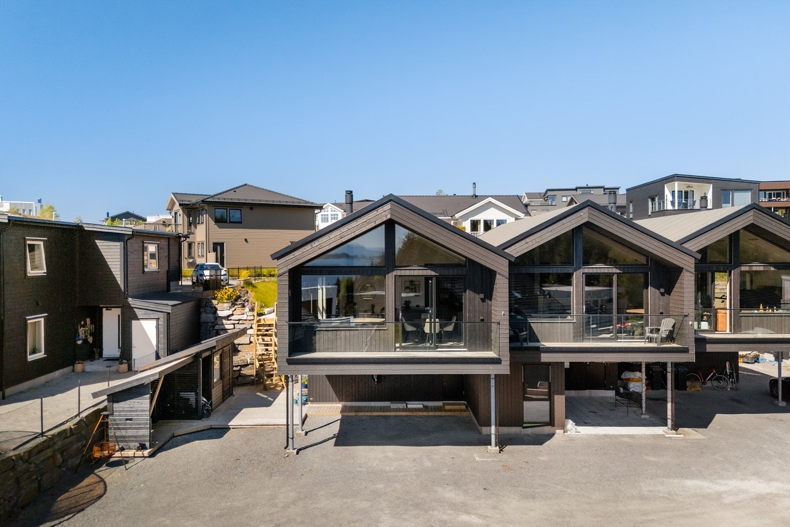 Nedre Fiksnesvika 9C har en unik kombinasjon av moderne komfort, sjønær beliggenhet, gode utearealer og et inkluderende bomiljø Galleribilde