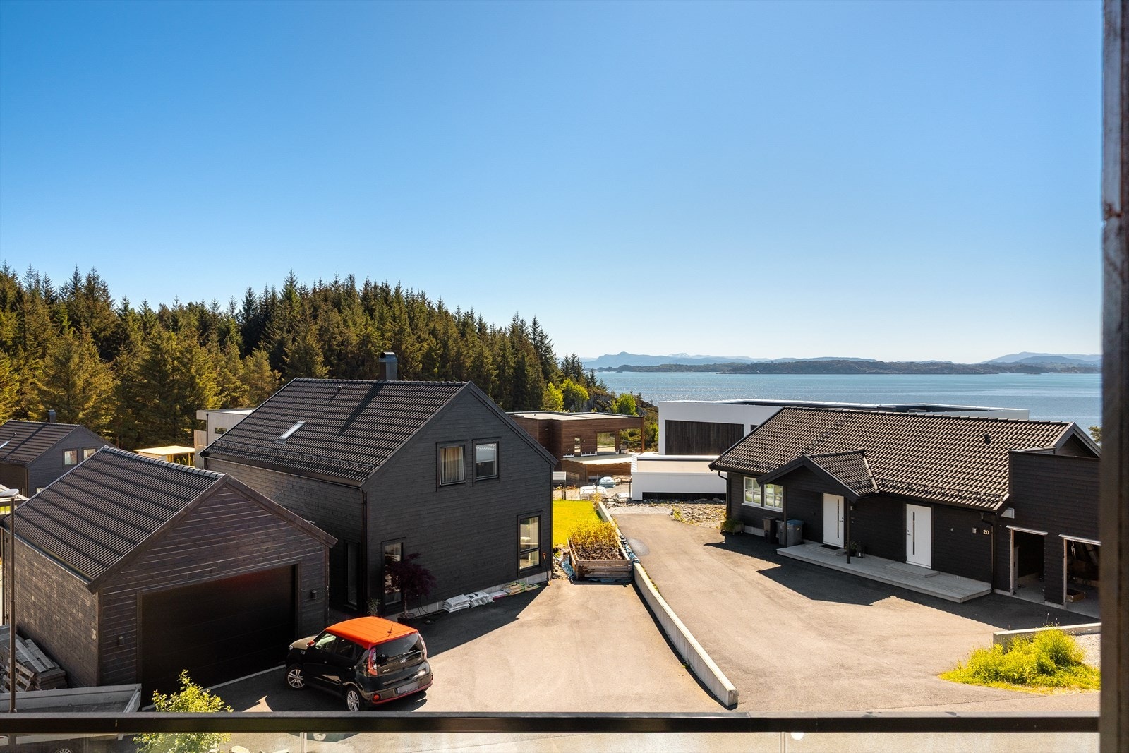 Her nyter du sørvendt utsikt mot naturskjønne omgivelser Galleribilde