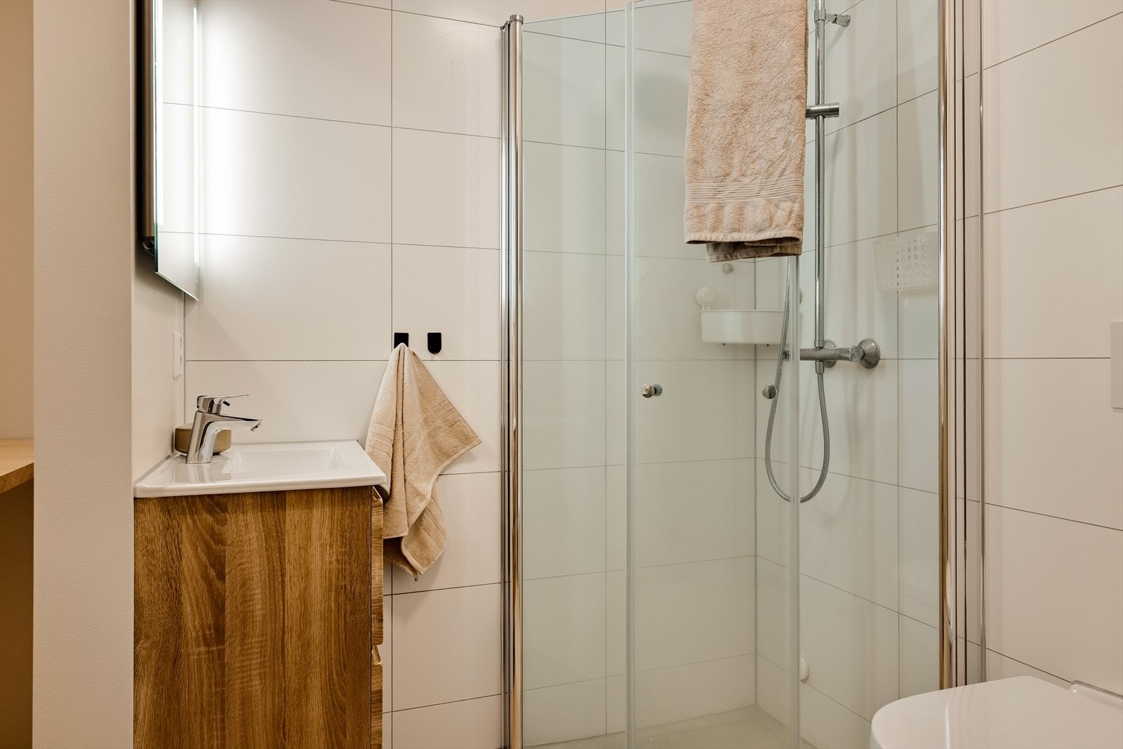 Elegant bad i første etasje, perfekt for både hverdagsbruk og gjester Galleribilde