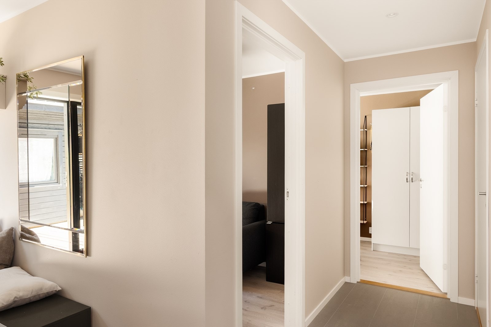 Det er varmekabler i alle gulv i etasjen, med unntak av boden - en komfortabel løsning som gir jevn og behagelig varme gjennom hele oppholdsarealet Galleribilde