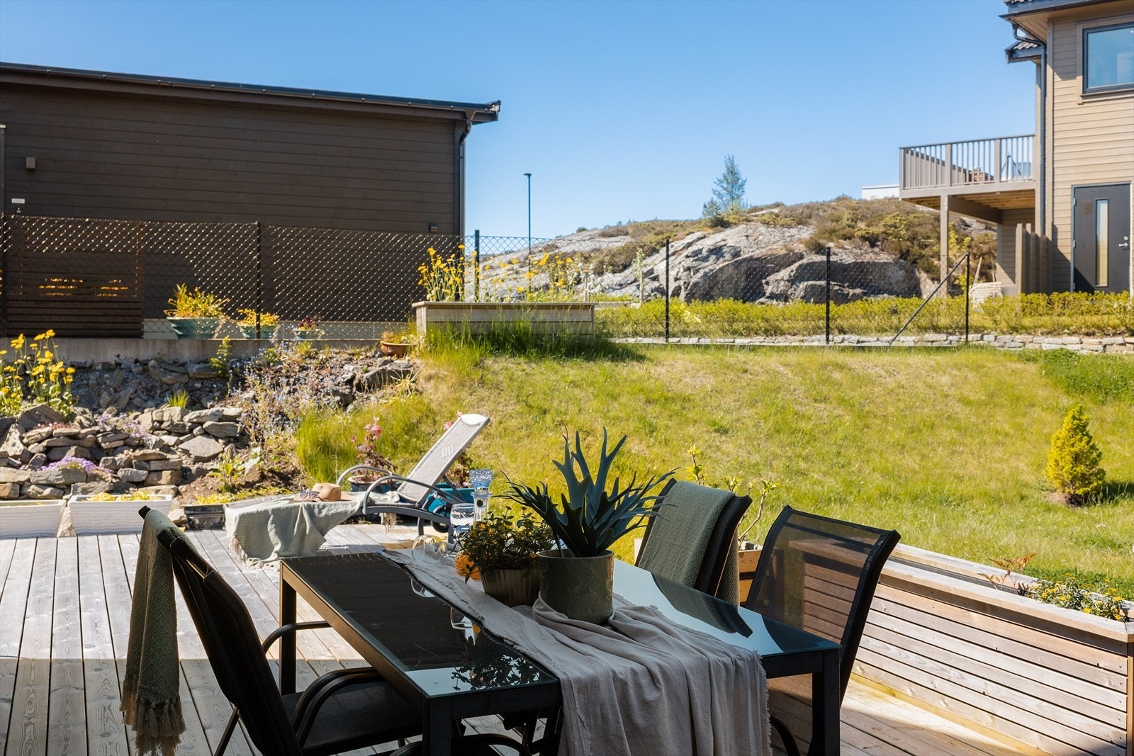 Nyt solen til langt på kveld i lune omgivelser, godt beskyttet mot vinden Galleribilde