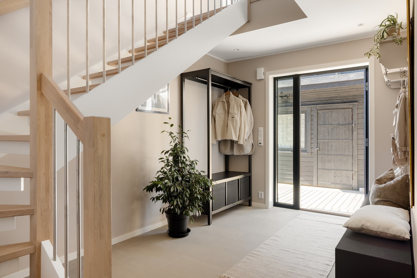 I første etasje venter en lys og innbydene entré inn til hoveddelen som gir et flott førsteinntrykk av boligen Galleribilde