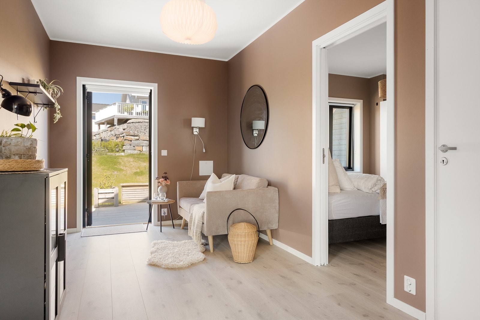 Fra TV-stuen finner vi en romslig terrasse på 37,8 m² Galleribilde