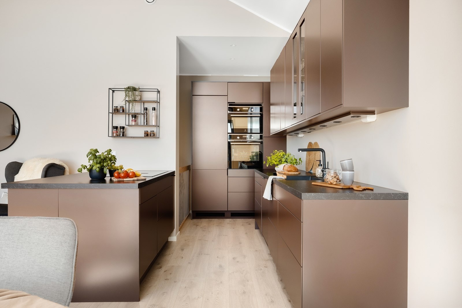 Kjøkkenet er utstyrt med integrerte hvitevarer, inkludert induksjonsplatetopp, stekeovn, stekeovn med grill og mikrobølgeovn, kjøleskap og oppvaskmaskin Galleribilde