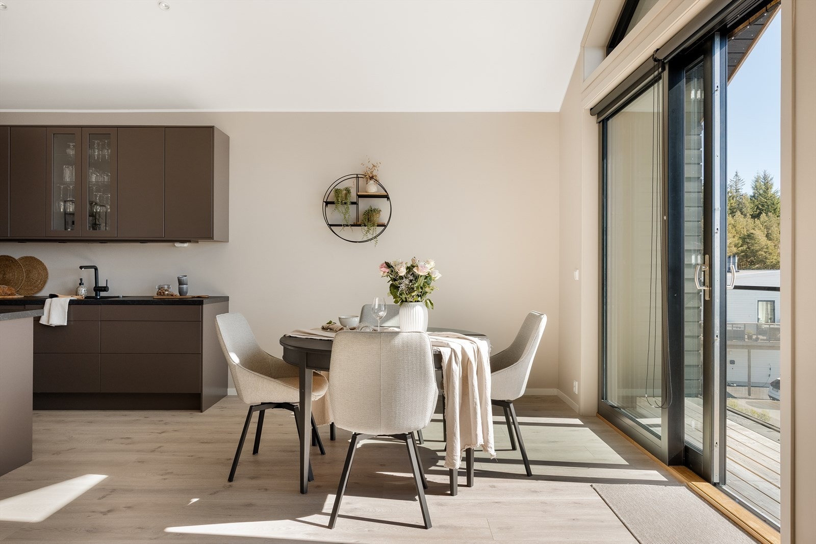 Det er mulighet for å innrede med en romslig spisegruppe - Ideelt for å huse større selskap! Galleribilde