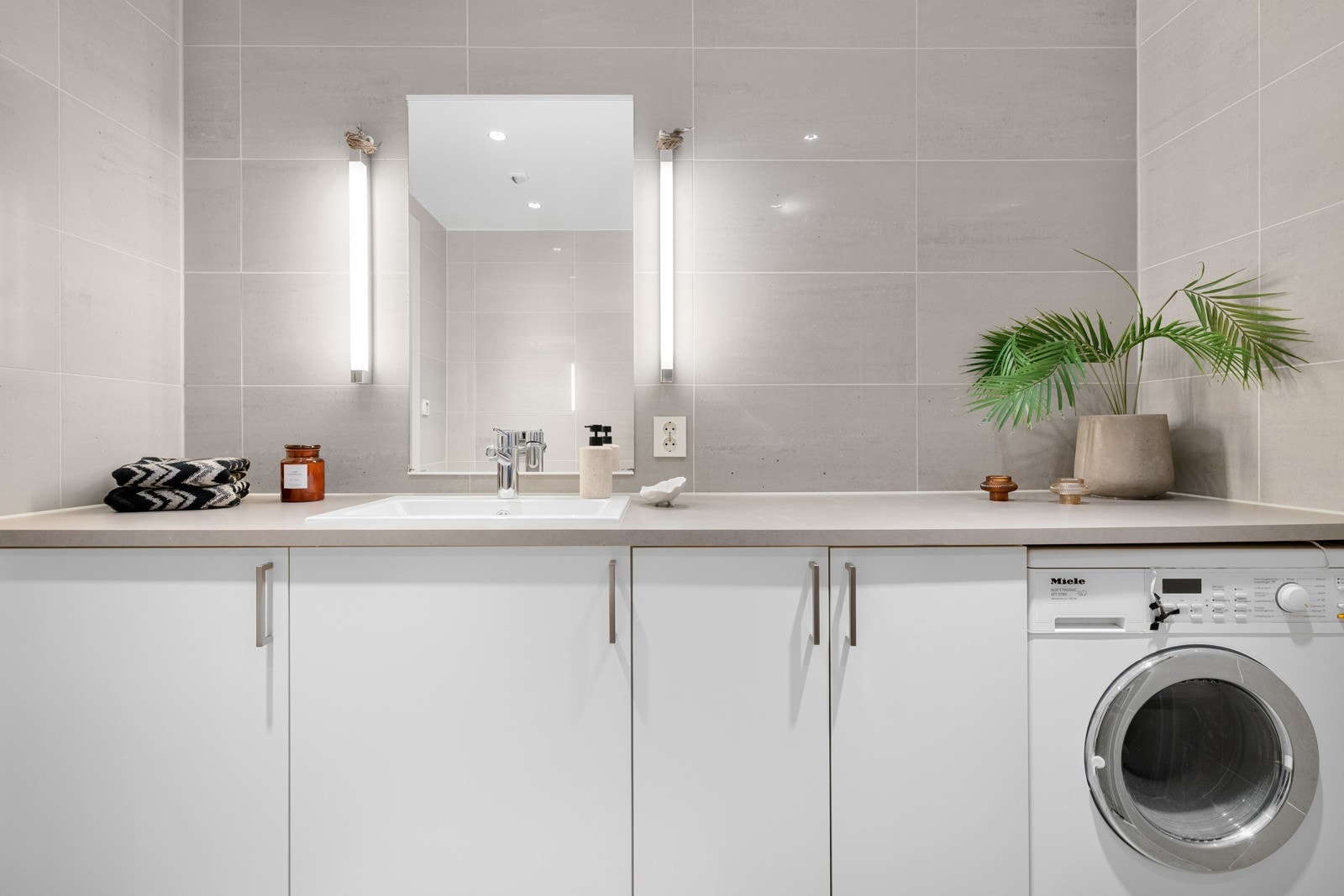 Hele badet er flislagt, varme i gulvet og downlights i himlingen. Galleribilde