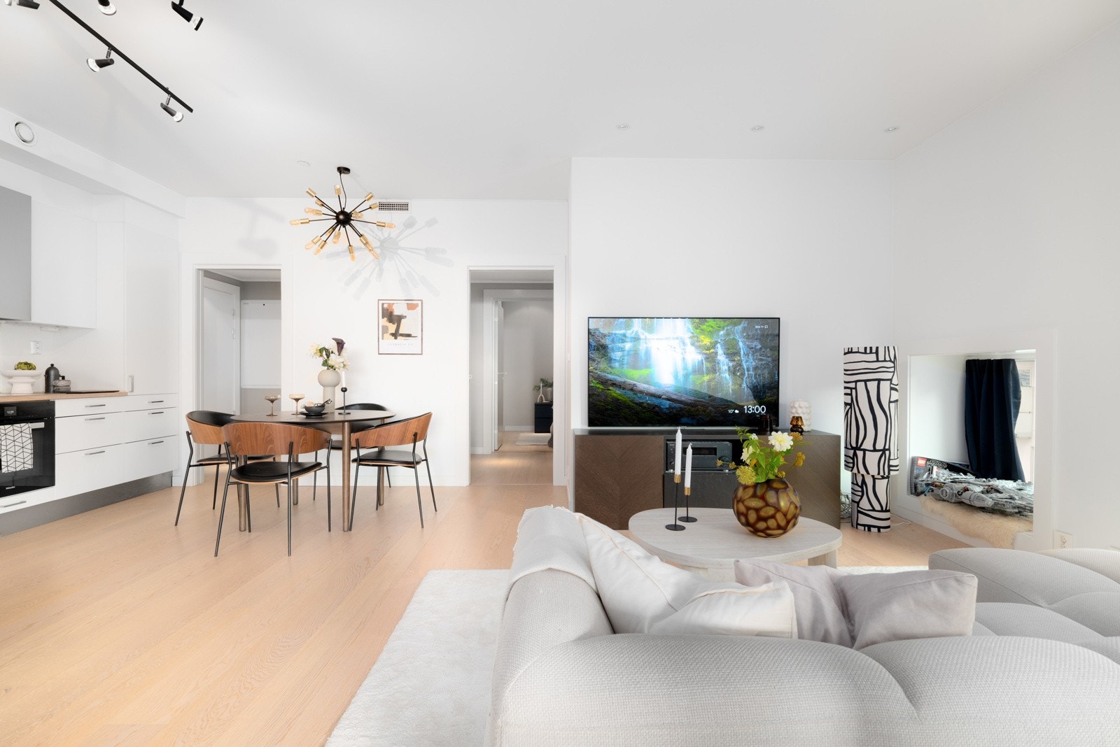 Leiligheten er vel gjennomført med lyse overflater og pen parkett med vannbåren gulvvarme. Det er smarthus løsning som styrer lys og termostat i alle rom. Galleribilde