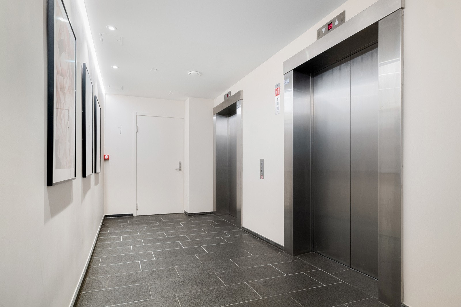 Enkel adkomst til 9.etasje via heis. Galleribilde