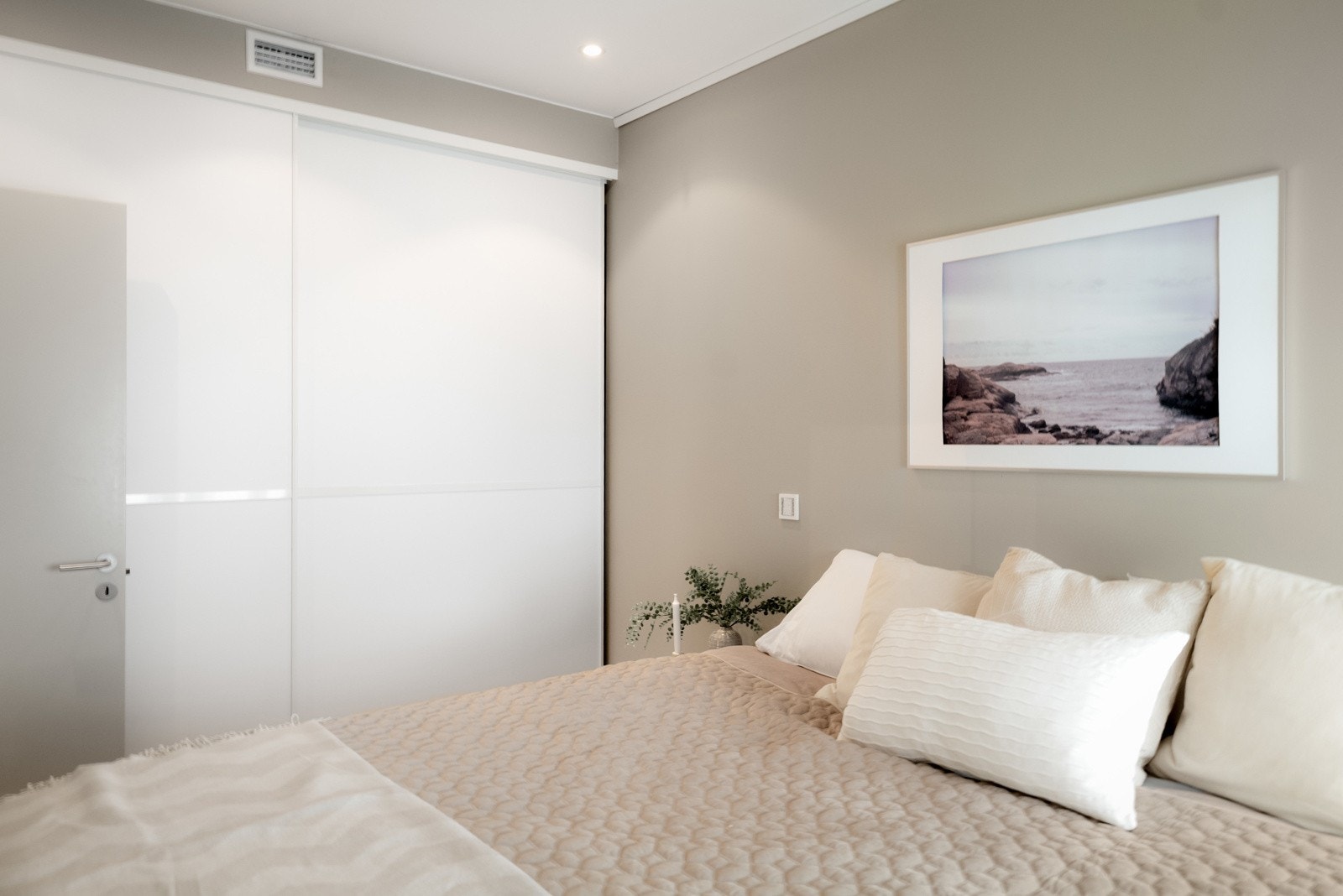 Rommet har en romslig skyvedørsgarderobe som går fra vegg til vegg. Galleribilde