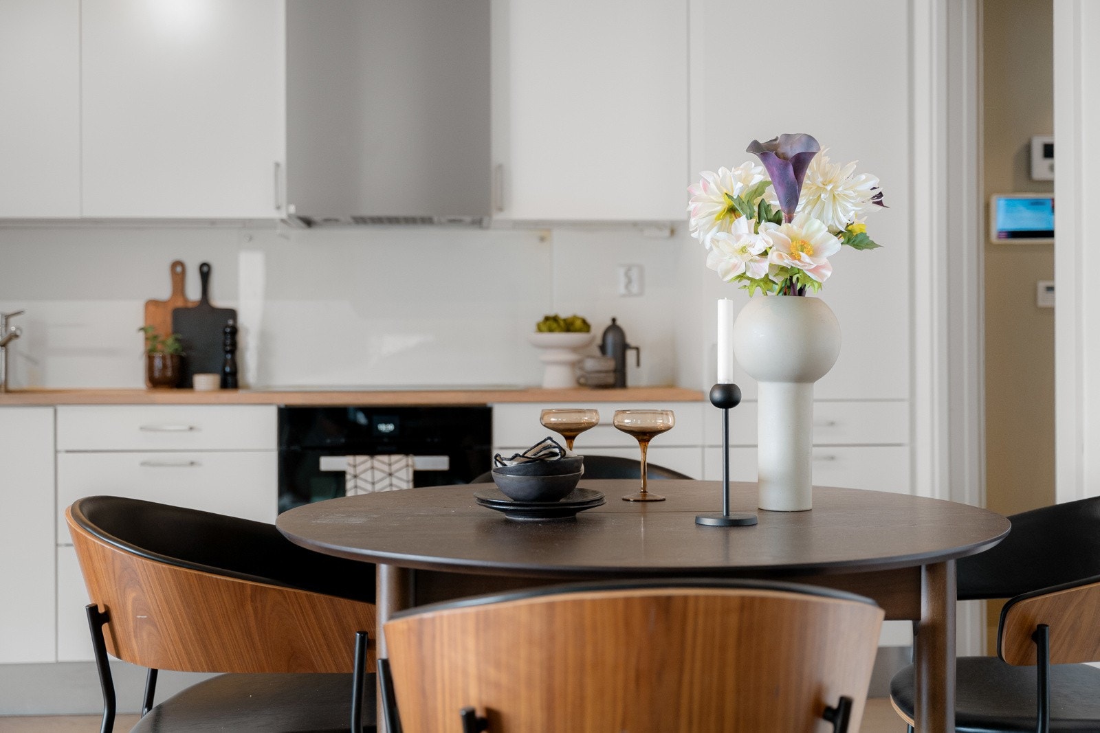 Innredning med hvite fronter, benkeplate av heltre og nedfelt kum i rustfritt stål. Galleribilde