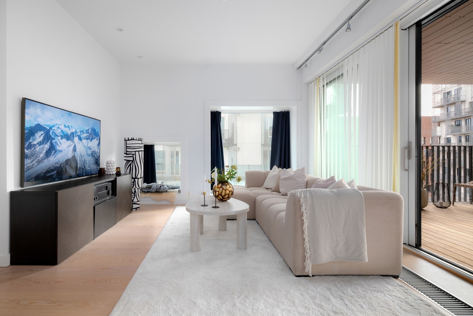 Bygget stod ferdig i 2013 og leiligheten holder en gjennomgående høy standard. Galleribilde