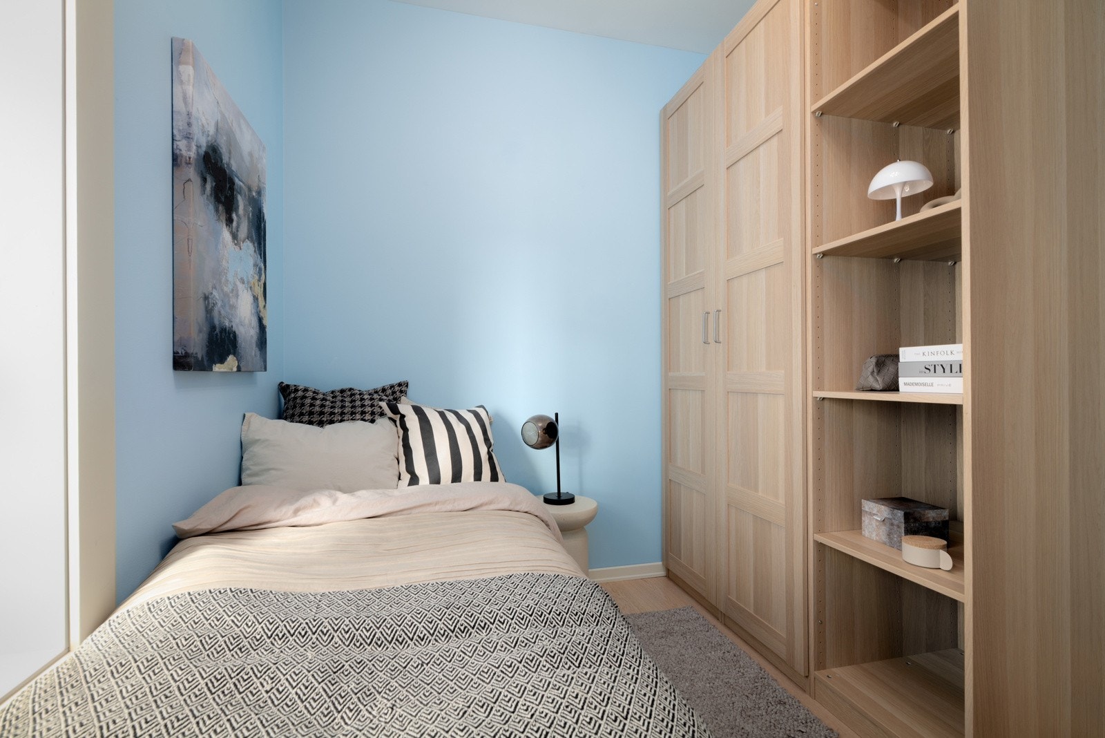 Rommet er innredet med en stor garderobeløsning. Galleribilde