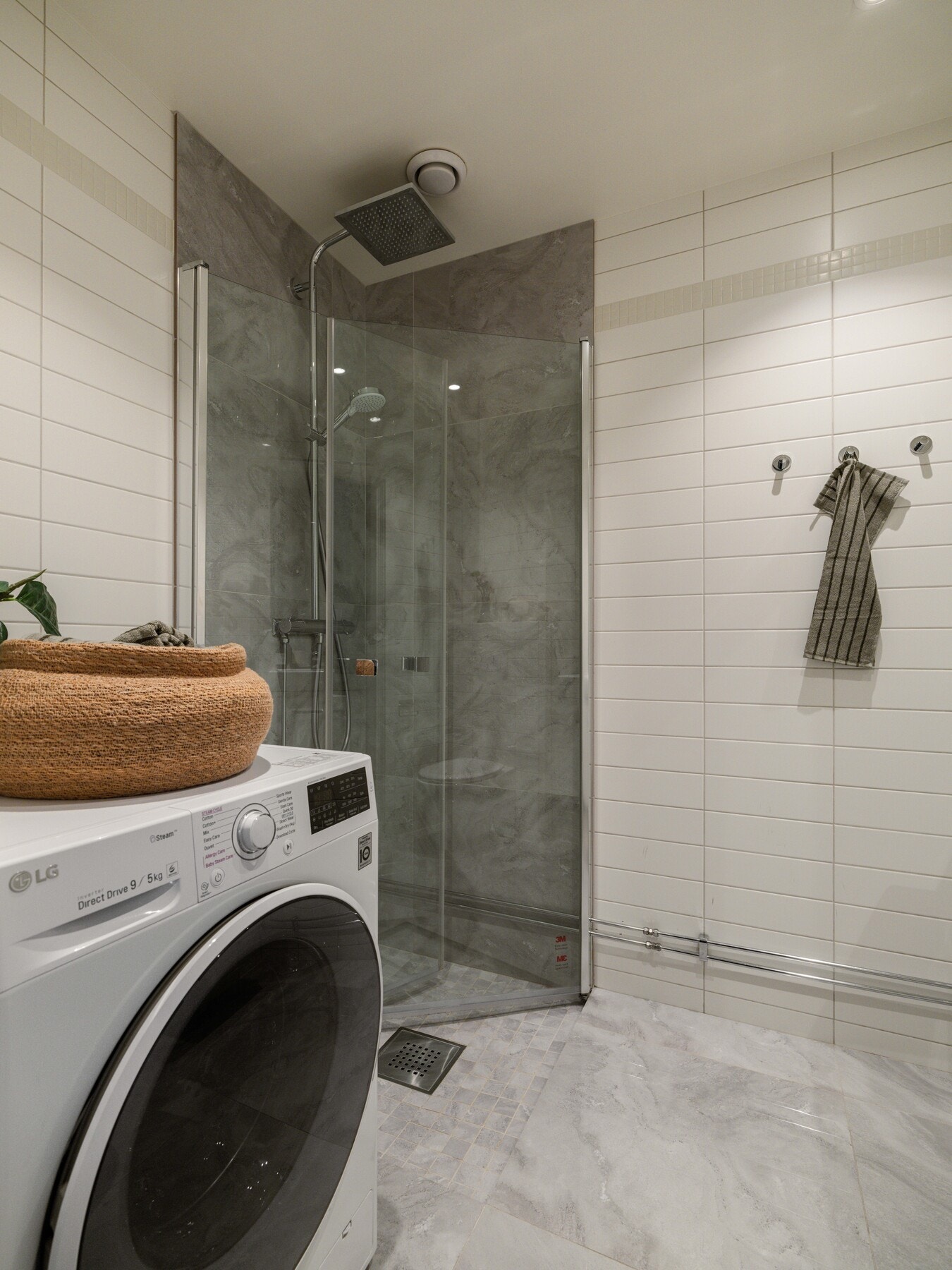 Det er lune varmekabler i gulv og dimbare downlights i tak. Galleribilde