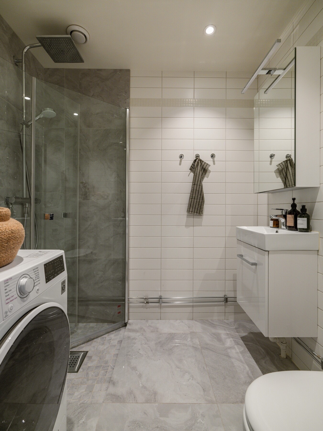 Leiligheten har et svært delikat flislagt bad fra 2012 av god størrelse. Badet fikk nye gulvfliser og flis i dusj i 2020. Galleribilde