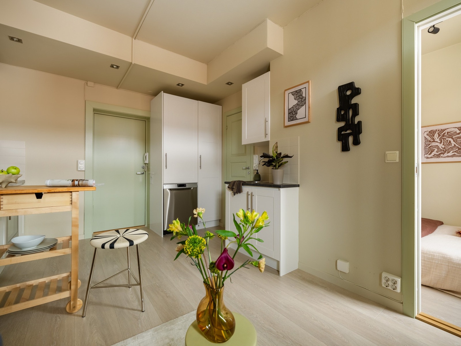 Leiligheten er nymalt i 2025 og gulvet ble lagt i 2022, bestående av en lys og delikat laminat fra Pergo. Boligen er altså klar for å finne en heldig, ny eier. Galleribilde