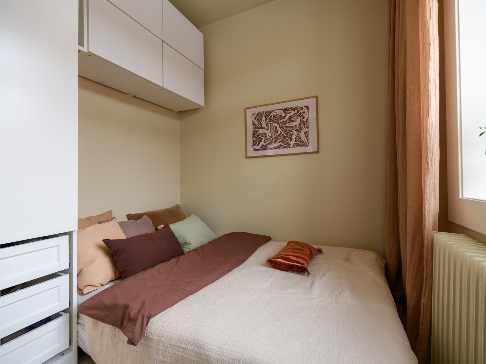 Soverommet er innredet med seng, garderobeskap og veggskap for optimal oppbevaring. Galleribilde