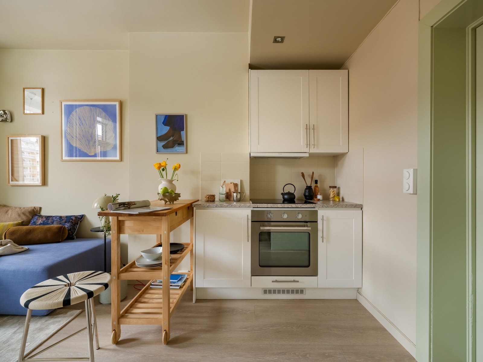 På kjøkkenet har du hvitevarer bestående av koketopp, stekeovn, oppvaskmaskin og kjøleskap med frysedel. Alt du trenger, med andre ord. Galleribilde