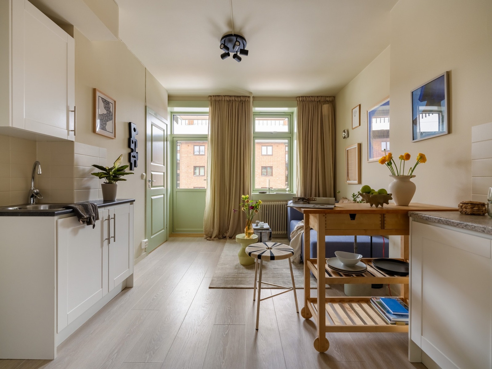 Vi tar en tur inn i leiligheten, for den er ganske så fin den og! Galleribilde