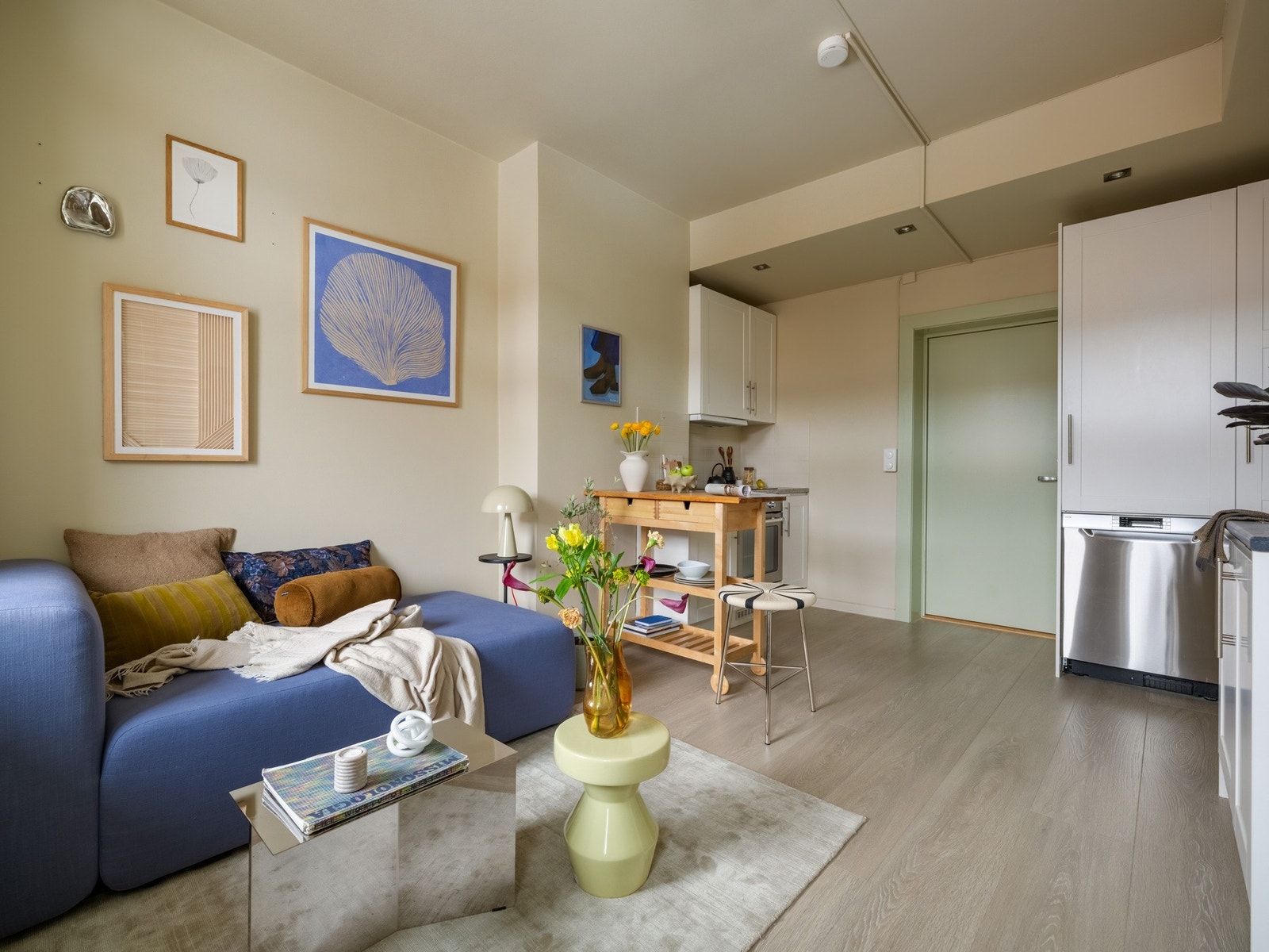 Her er det tenkt gode løsninger og utnyttelse av plassen. Du får fint plass til en god sofa med tilhørende sofabord, og plass til spisebord ved siden av. Galleribilde