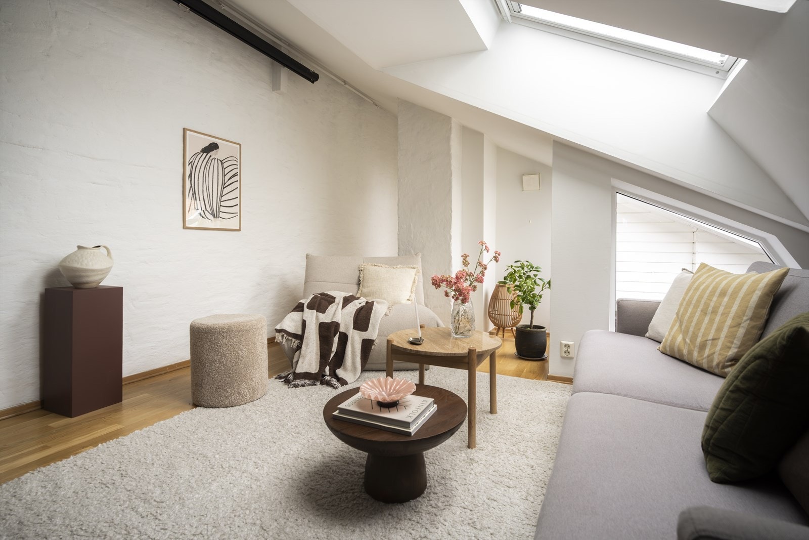 Stuen har god plass til sofa med tilhørende møblement. Galleribilde