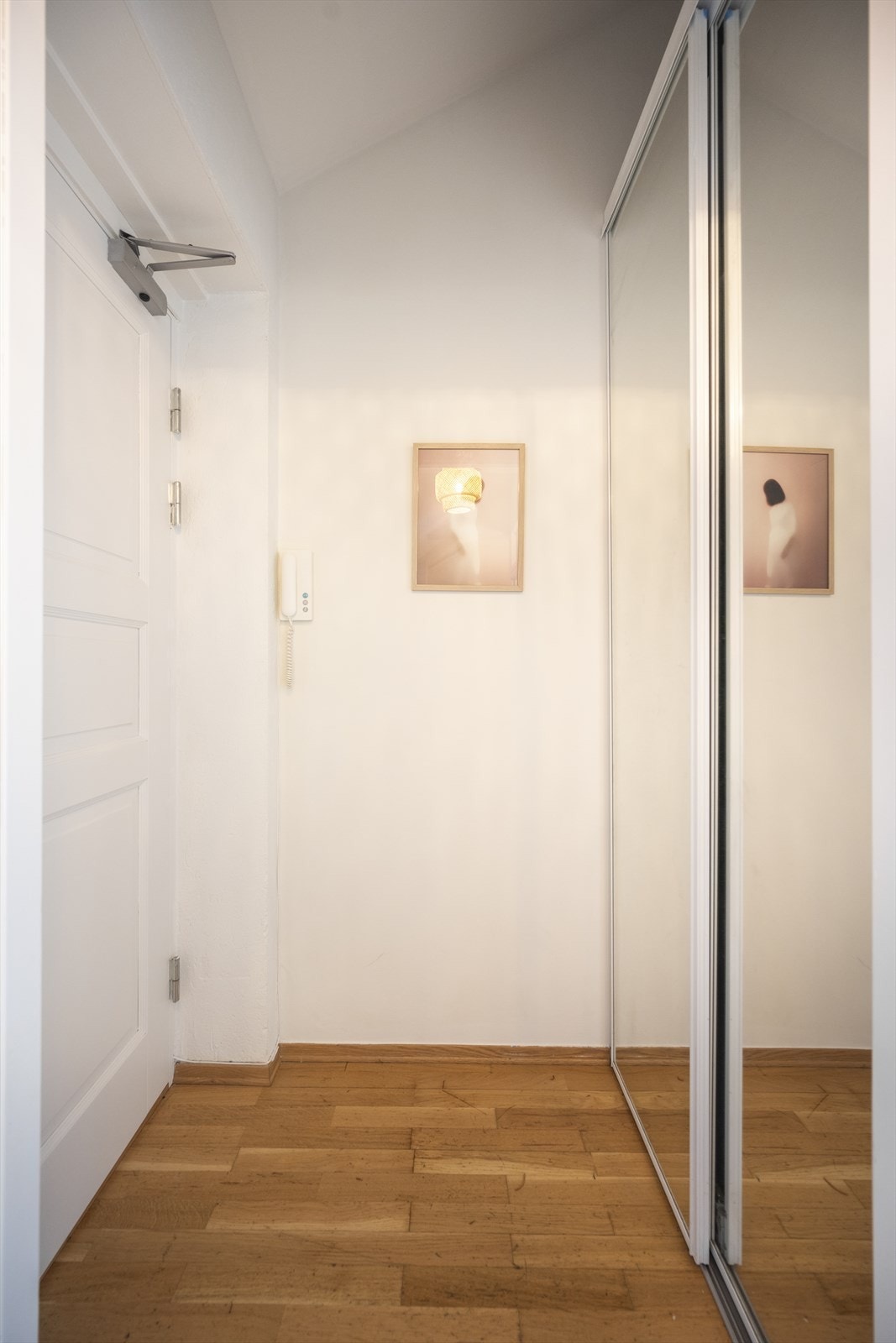 Entréen har en praktisk skyvedørsgarderobe med glassfronter som gir rikelig med plass til oppbevaring av yttertøy og sko. Galleribilde