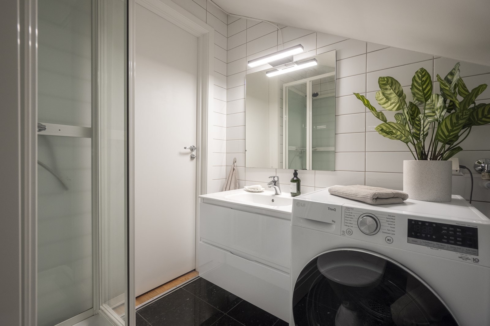 Rommet er innredet med klosett, servant nedfelt i innredning, opplegg for vaskemaskin (medfølger), speil med lys og dusjkabinett. Det er også elektrisk styrt vifte. Galleribilde