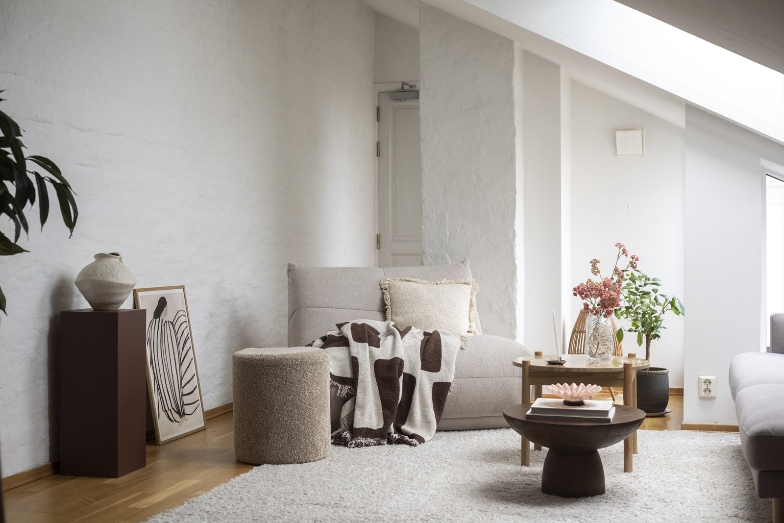 Rommets størrelse gir fleksible møbleringsmuligheter og legger til rette for ulike sosiale soner. Galleribilde