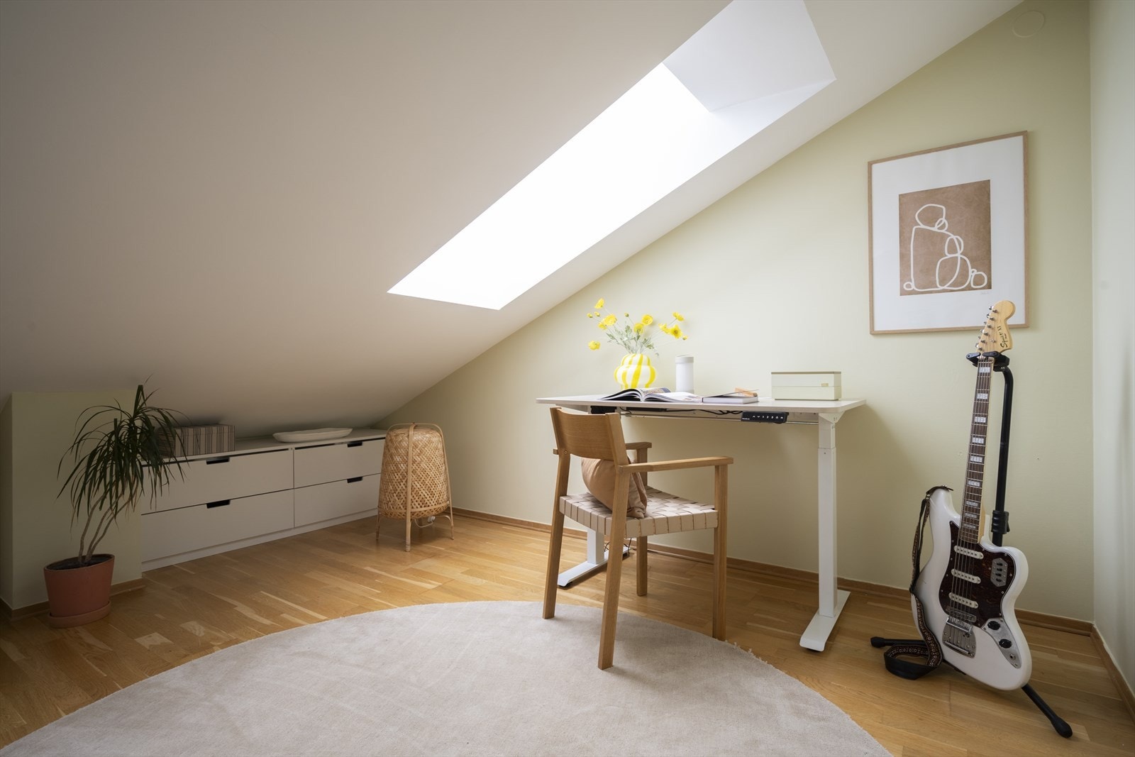 Rommet byr på fleksible innredningsmuligheter og kan benyttes som soverom, kontor eller gjesterom. Galleribilde