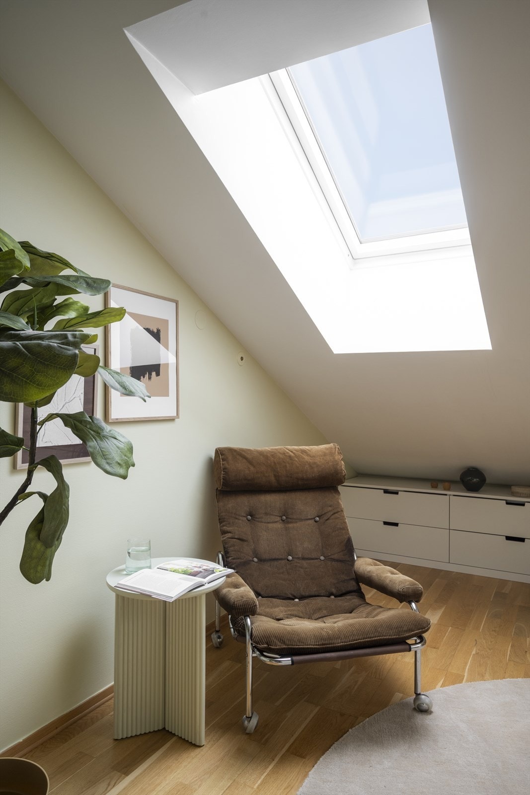 Her er det godt med lysinnslipp fra rommets to vinduer. Galleribilde