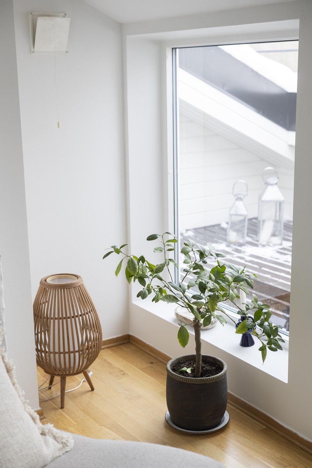 Det er rikelig med naturlig lysinnslipp fra boligens mange vinduer. Galleribilde