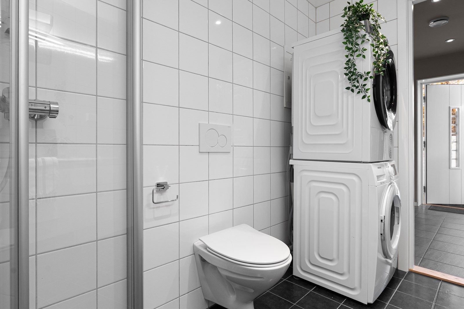 Vegghengt toalett og dobbel stikkontakt både ved vaskemaskin og ved servant. Galleribilde