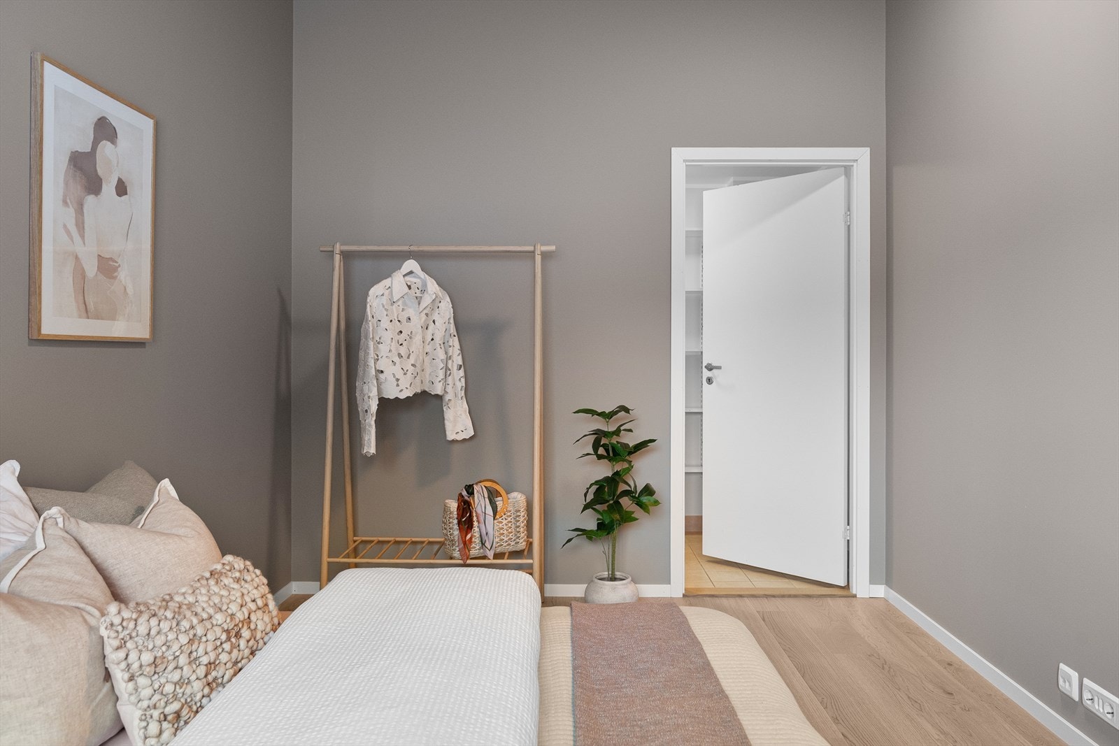 Av det sjeldne, byr denne 2-roms leiligheten på en stor innvendig bod, med direkte tilkomst fra soverommet, og blir fort en drøm av et "walk-in-closet". Galleribilde