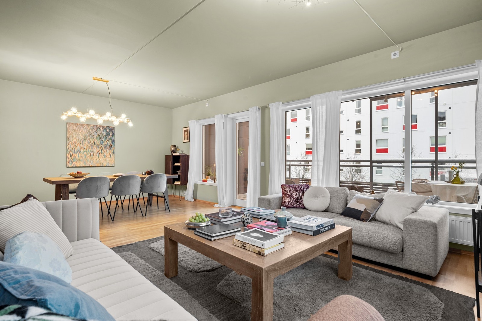 Sosial og luftig oppholdsdel med plass til både store selskap og rolige kvelder, der stue og spisestue bindes sammen i en åpen og funksjonell løsning. Galleribilde