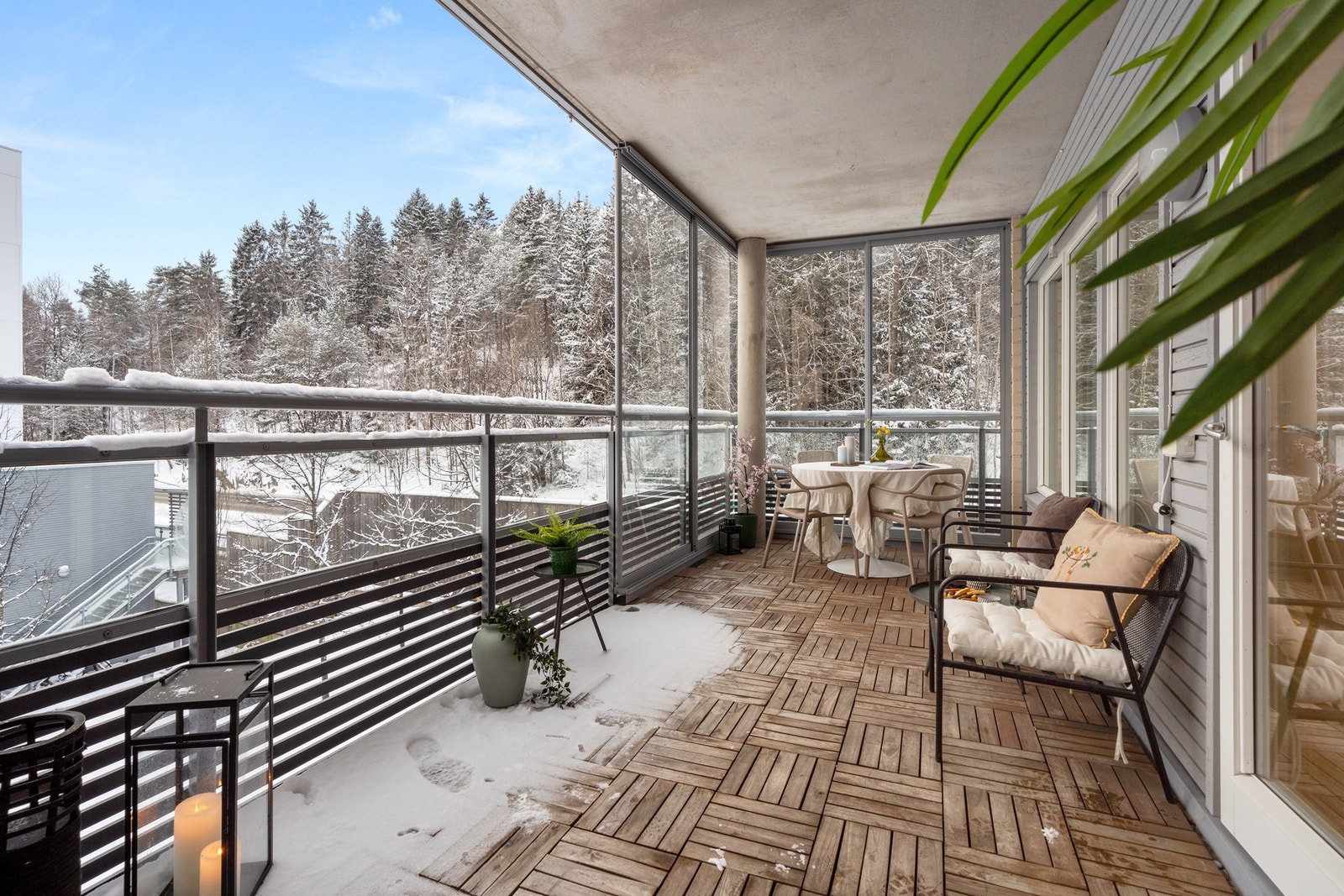 Romslig, innglasset balkong med god plass til både sittegruppe og spisebord - et lunt uterom som kan nytes store deler av året. Galleribilde