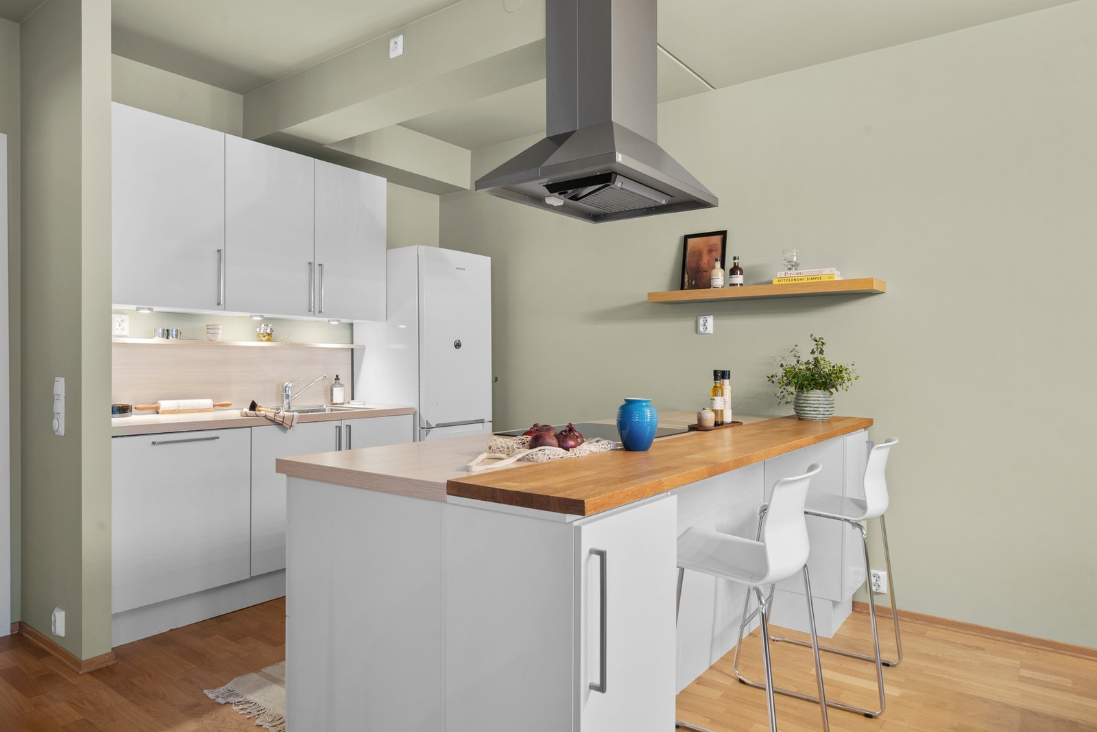 Praktisk og sosial kjøkkenløsning med romslig kjøkkenøy og sitteplasser, som gir god arbeidsflate og en naturlig møteplass i hverdagen. Galleribilde