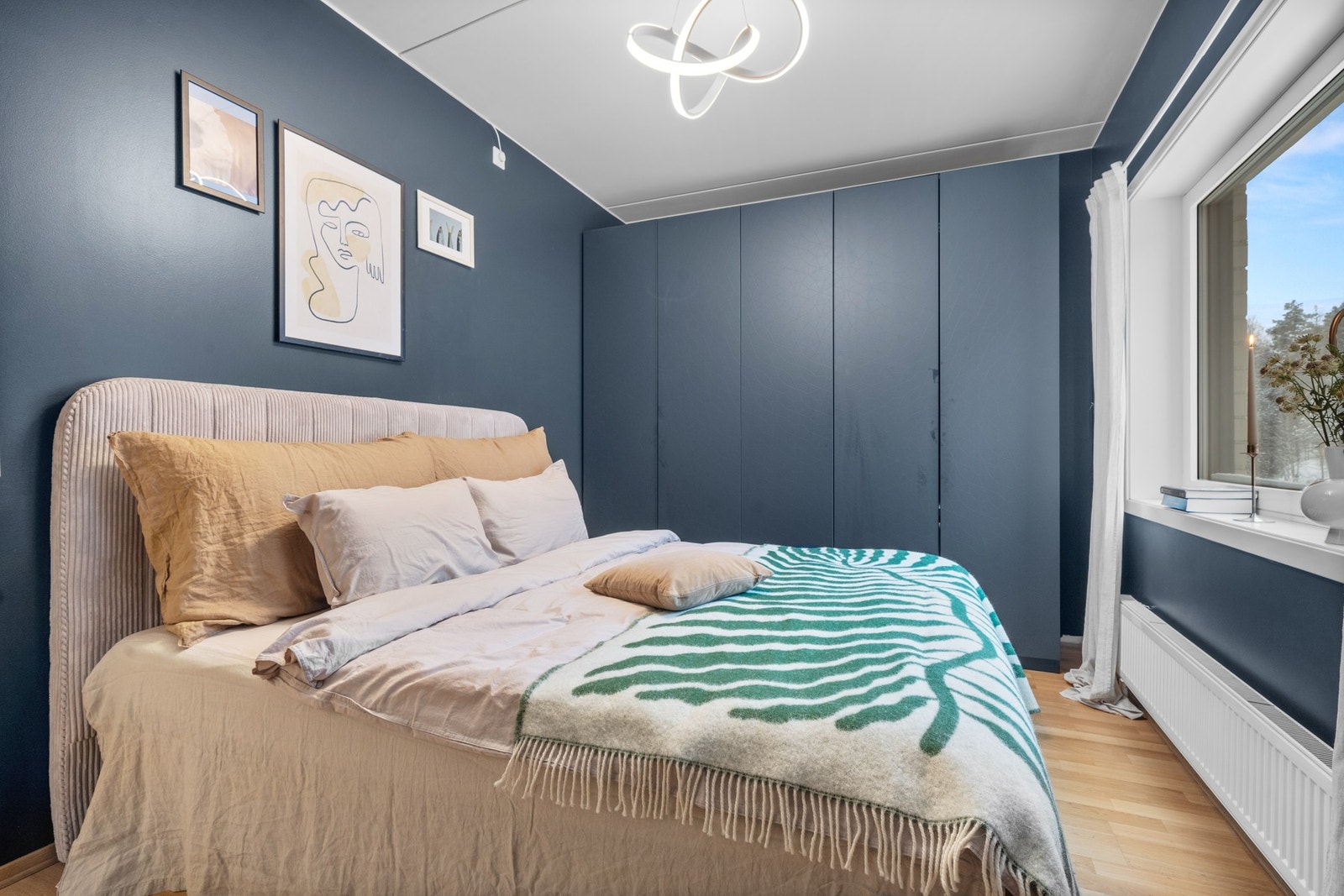 Lunt og stilfullt soverom med plassbygd garderobeløsning, rolige fargetoner og god plass til dobbeltseng. Galleribilde