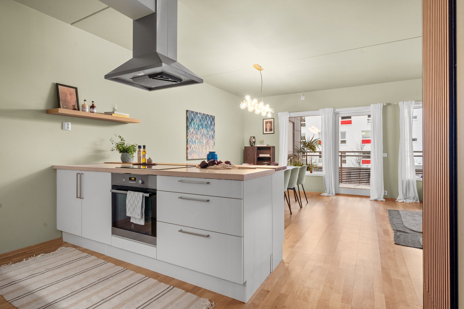 Moderne kjøkken med ventilator tilkoblet ventilasjonsanlegget, komfyrvakt og waterguard - gjennomtenkte detaljer som kombinerer design, komfort og sikkerhet. Galleribilde