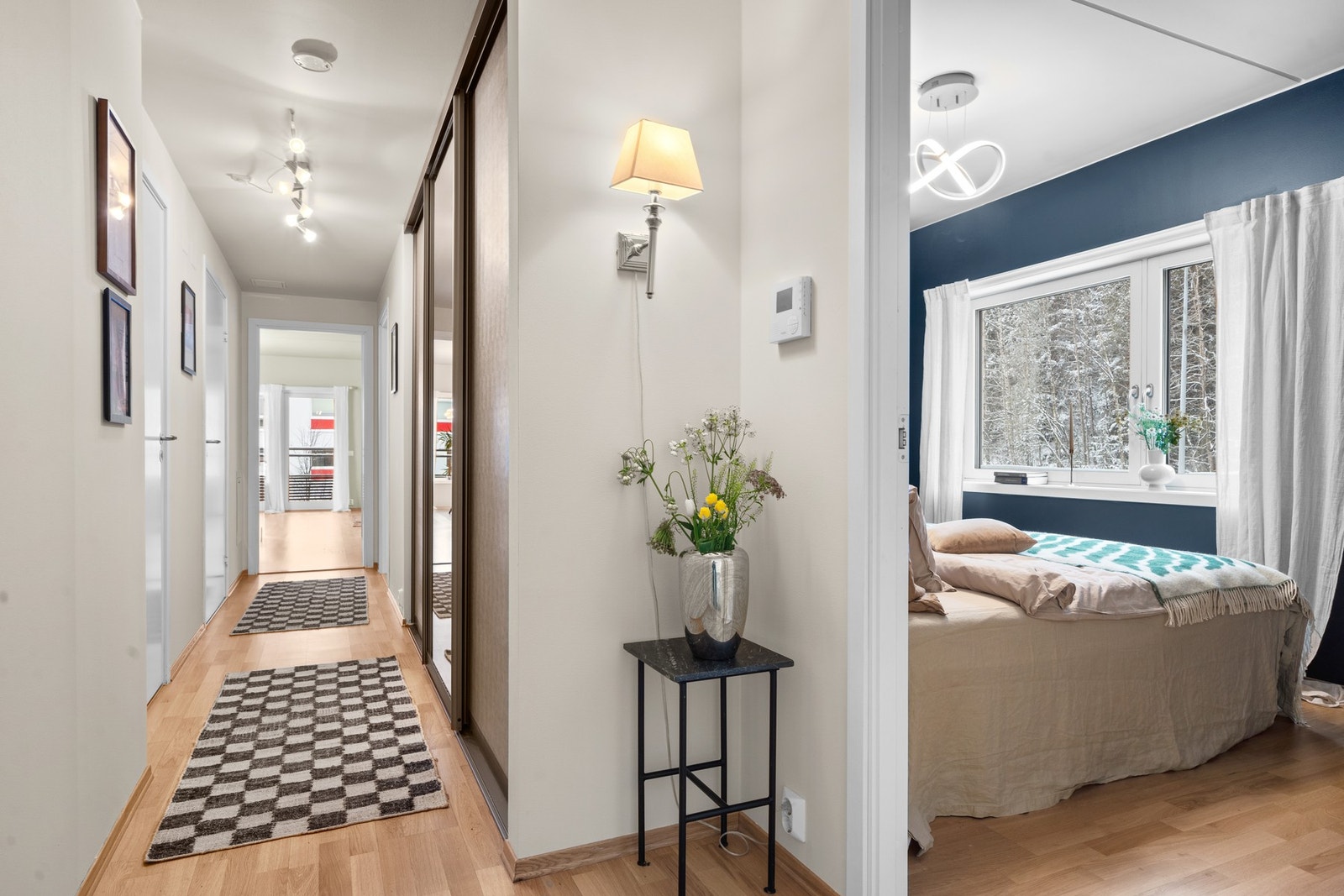 Lys og gjennomgående gang som knytter boligens rom sammen. Galleribilde