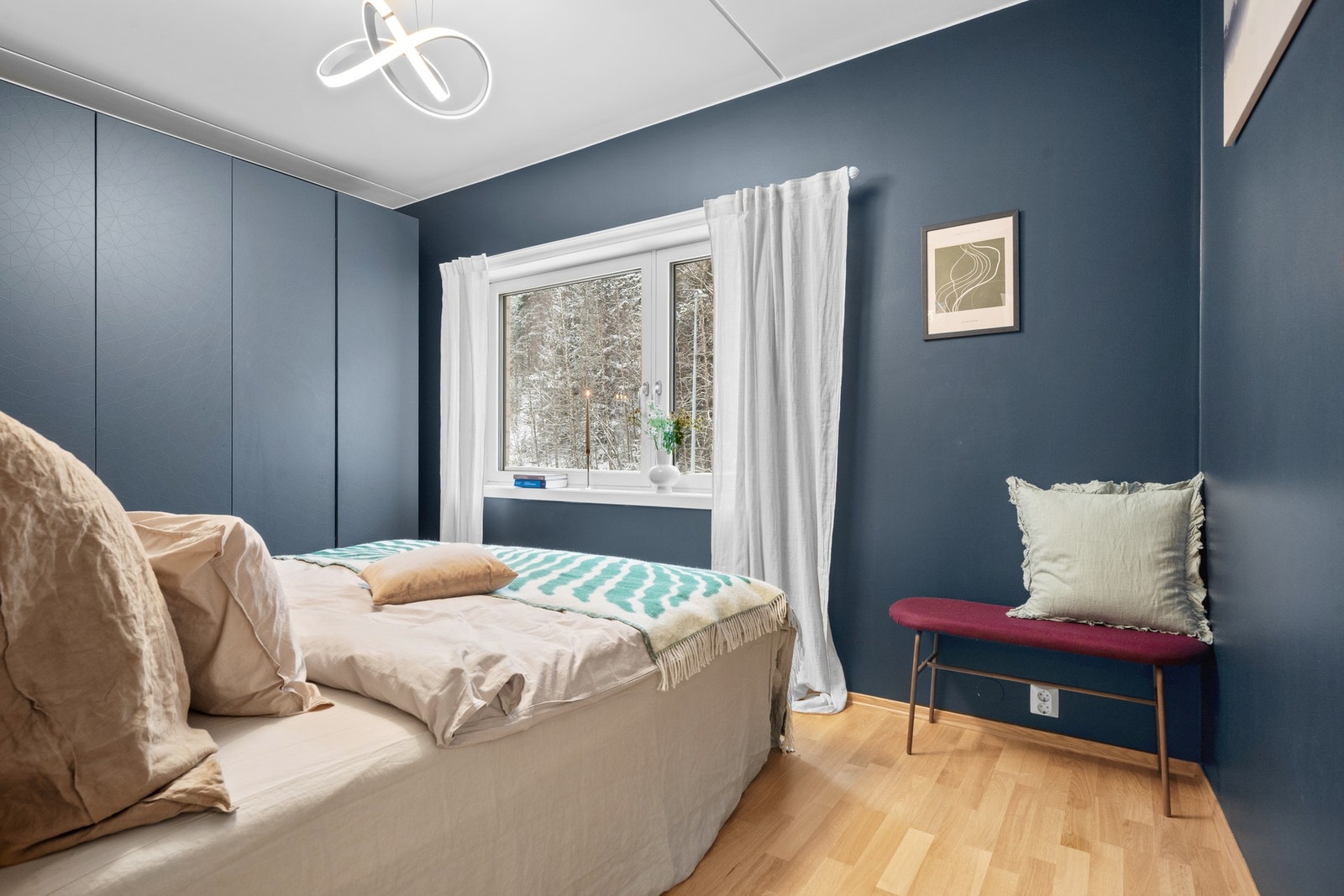 Soverommet har store vinduer som gir godt med dagslys, kombinert med gjennomført fargevalg og en rolig atmosfære som egner seg godt til hvile. Galleribilde