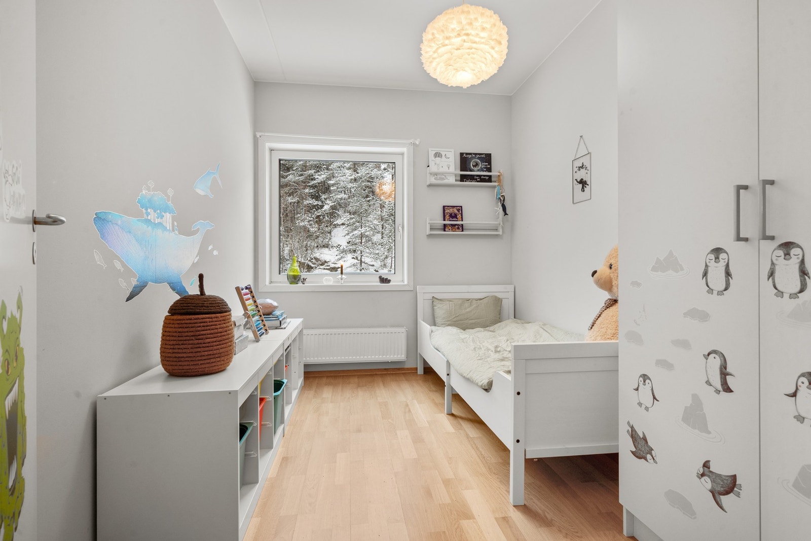 Koselig barnerom med plass til både seng, lek og oppbevaring, samt vindu som slipper inn godt dagslys. Galleribilde