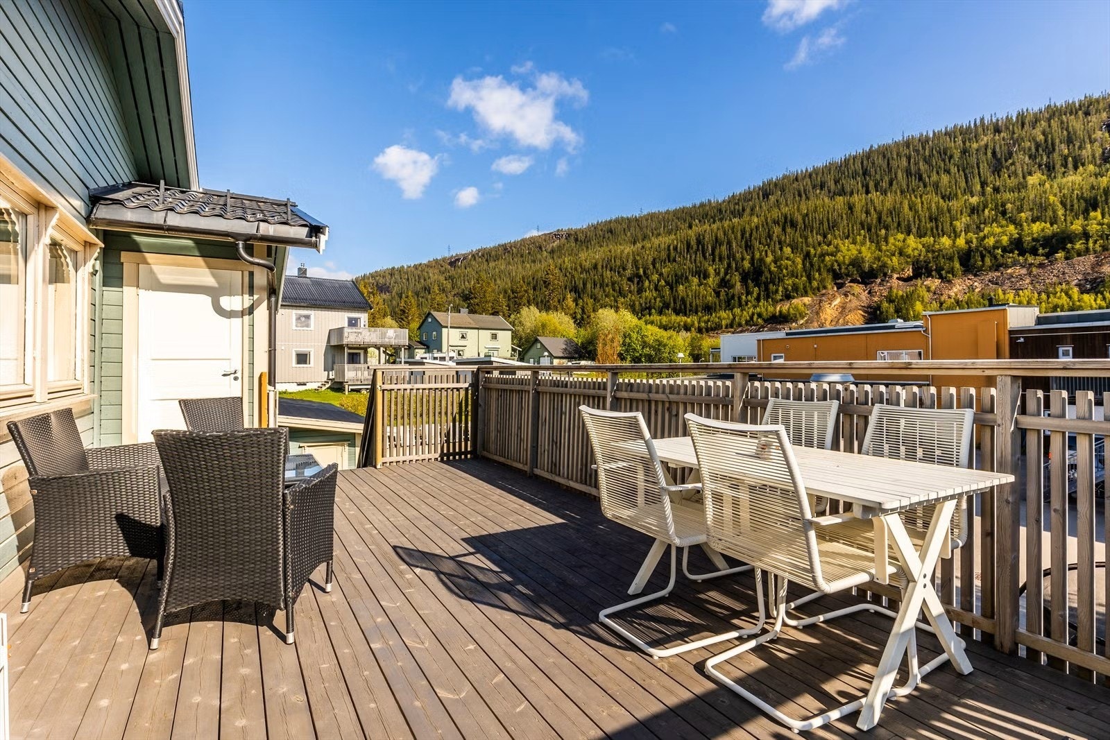 Terrassen går i L-form og her er den utvidede delen, der bla. morgensolen treffer. Egen bod i tilknytning terrasse og trapp til/fra bakkeplan opp til terrasse. Galleribilde