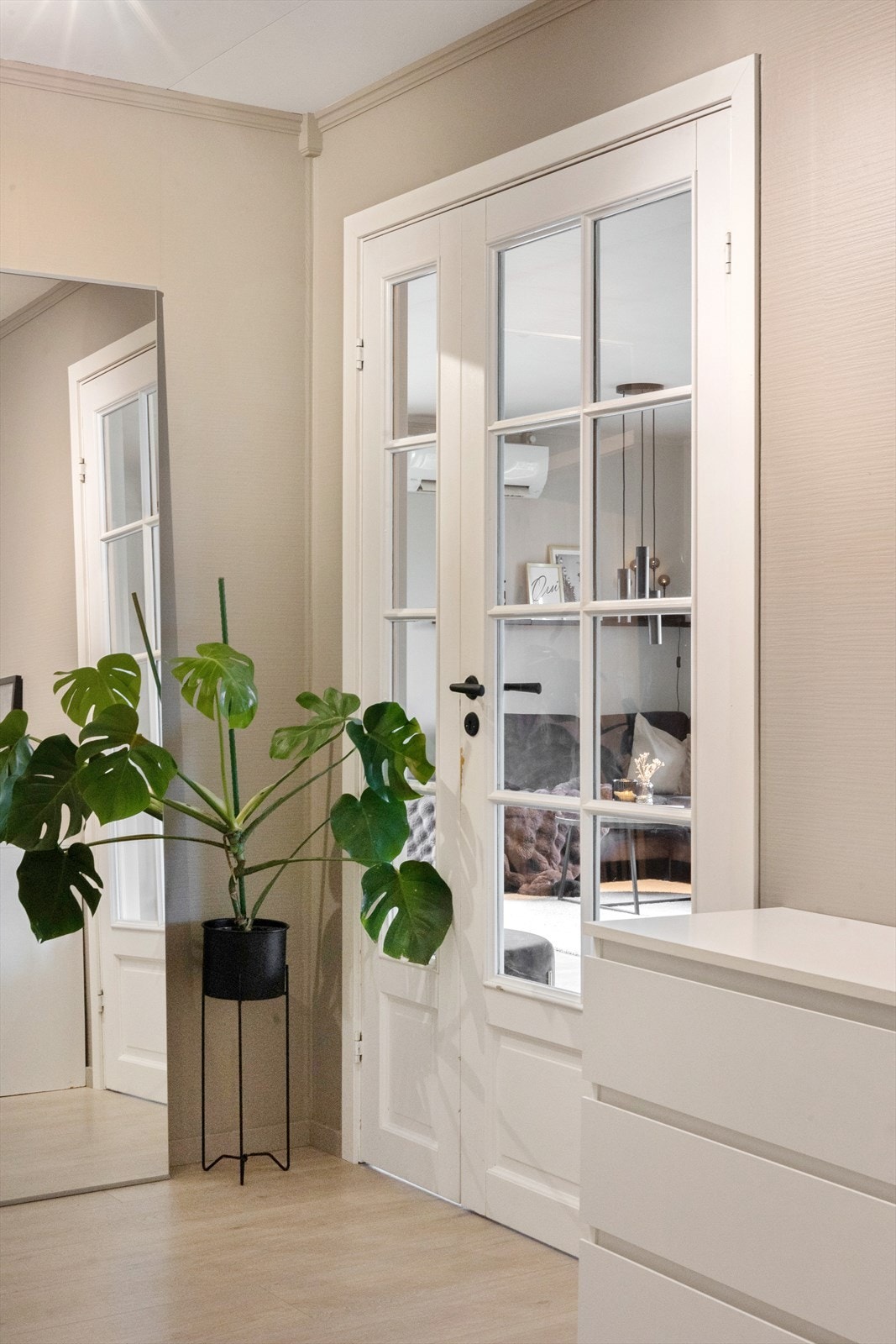 To leddet dør mellom hall i hovedetasjen som fører til stuen. Galleribilde