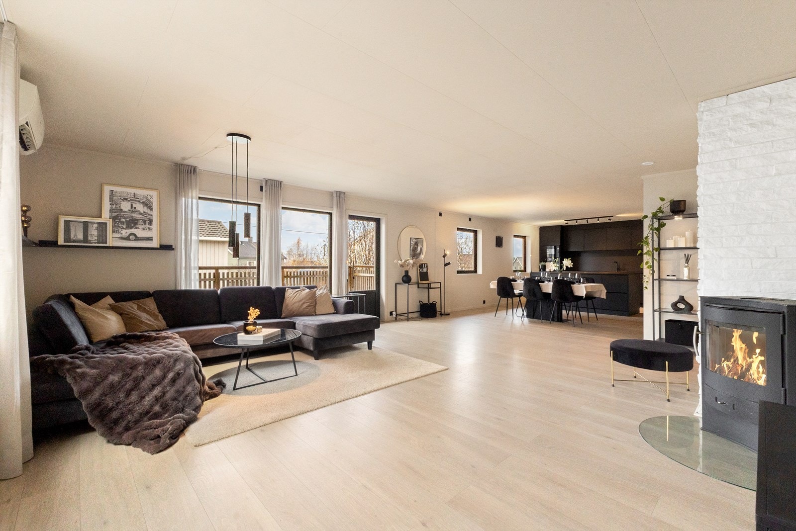 Dette er en bolig for single, par, familier og de som er godt "voksne" Jeg anbefaler dere å regne på bokostnadene og ikke minst prisen pr. kvm, som er gir utrolig mye bolig for pengene. Galleribilde