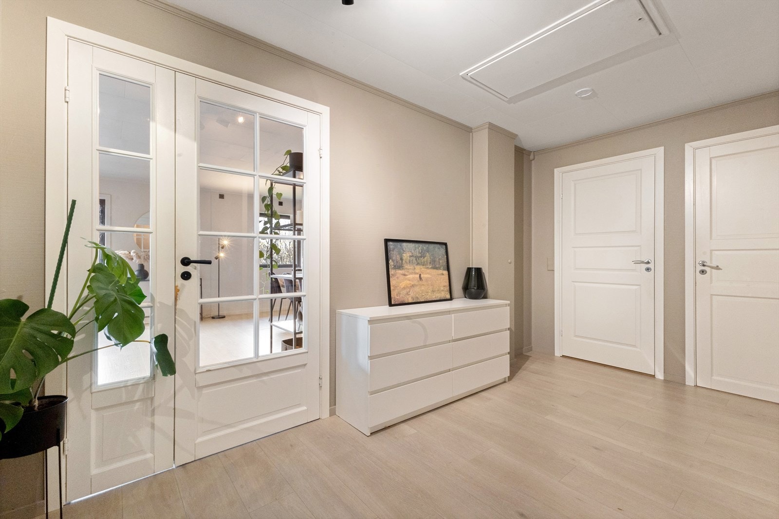 I hallen har du tilgang til nesten alle rom i boligen. Galleribilde