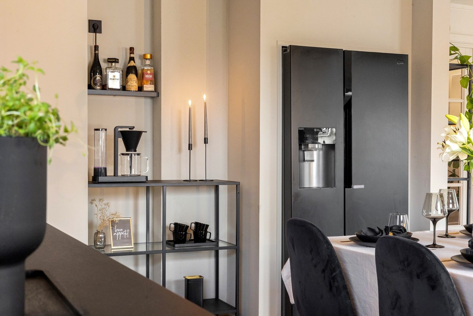 Her er det rom for et koselig kaffehjørne. Legg merke til at eier har plassbygd kjøleskapet. Galleribilde