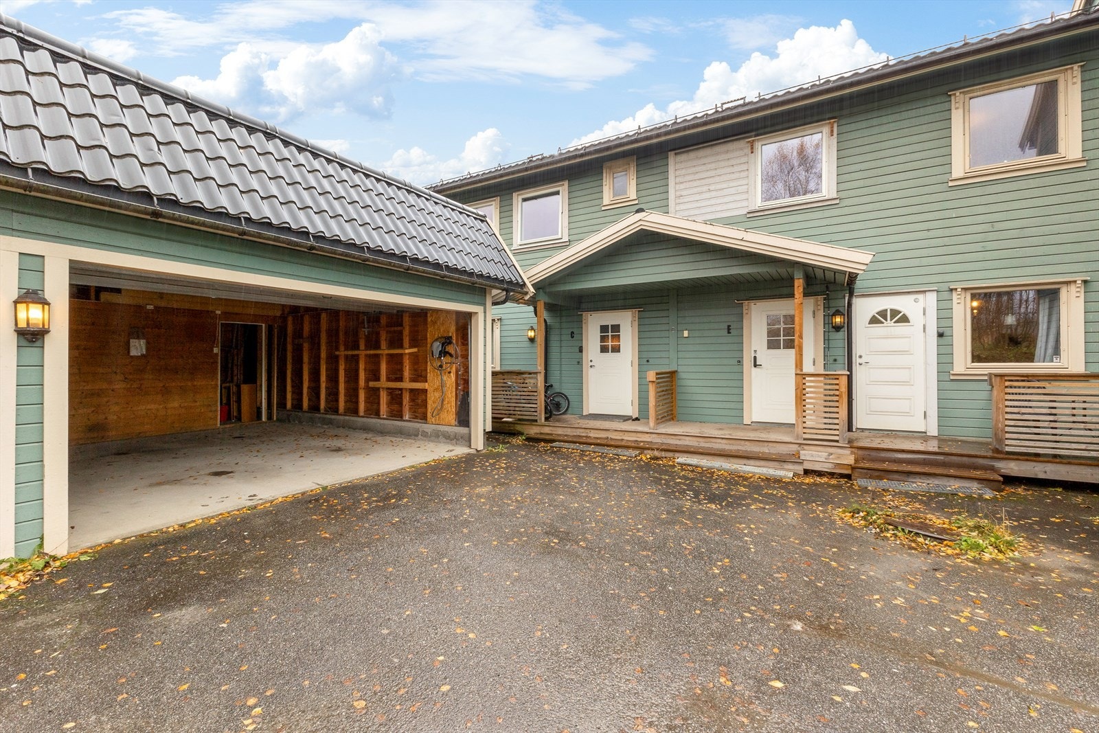 Garasjen er 36 m² og har to praktiske boder i bakkant. Her er det montert lader til elbil. Galleribilde