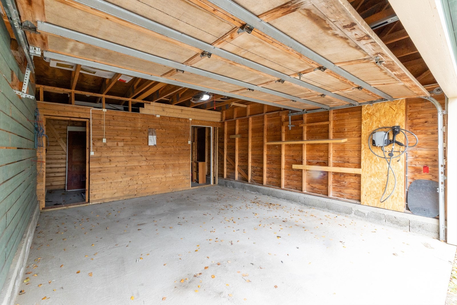 Svært godt med lagringsplass i garasjen i tillegg plass til to biler, dersom de er av forskjellig størrelse selvsagt. El- bil lader er allerede på plass og medfølger. Galleribilde