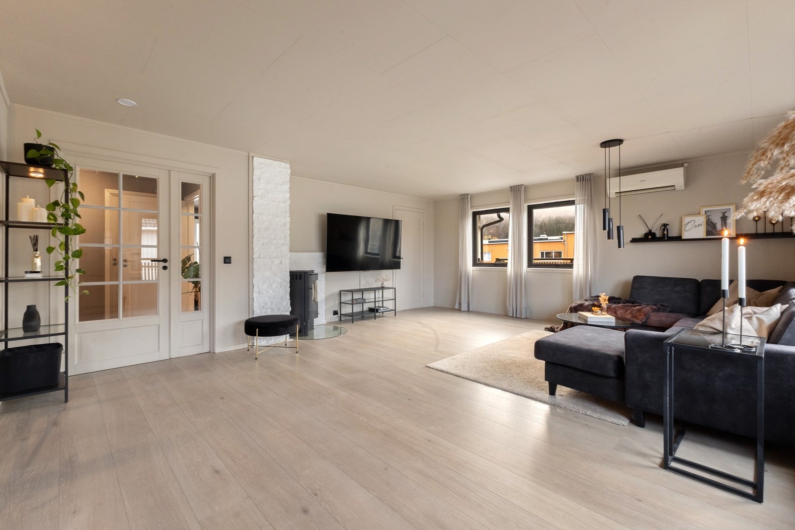 Den åpne stue- og kjøkkenløsningen gir en god og luftig følelse. Her er det også installert varmepumpe. Galleribilde